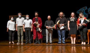 Aynamdaki Gölgeler Sağlık Çalışanları İçin Sahnelendi