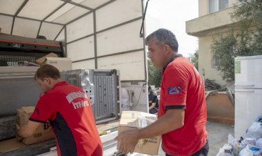 Mersin Büyükşehir, Yangının Küllerini Ortadan Kaldırıyor