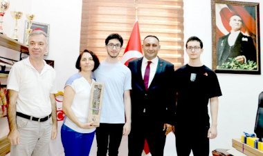 Başkan Yılmaz, Yks'de Derece Yapan İkiz Kardeşleri Ödüllendirdi