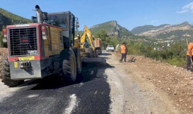 Büyükşehir Belediyesi’nin Çamlıyayla’daki Yol İyileştirme Çalışmaları Sürüyor