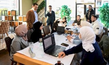 Başkan Özyiğit, Üniversite Caddesi Esnafını Gezdi