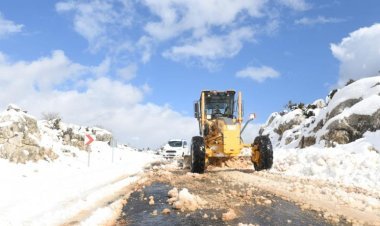Yenişehir Belediyesinden kar temizleme ve yol açma çalışması