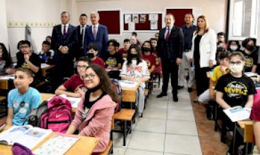 VALİ PEHLİVAN, ÖĞRETMEN VE ÖĞRENCİLERLE BİR ARAYA GELDİ