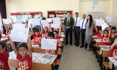 ÖĞRENCİLER KARNELERİNİ ALDI, 90 GÜNLÜK YAZ TATİLİ BAŞLADI