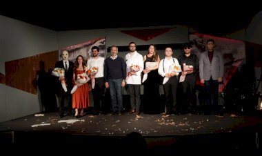 Tarsus Belediyesi Şehir Tiyatrosu “Çirkin” Oyununun Prömiyerini Gerçekleştirdi