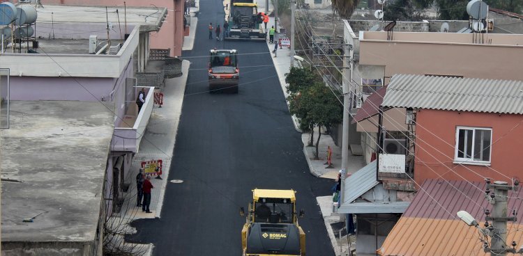 Büyükşehir’den Kazanlı Mahallesi Mersin Caddesi'nde Sıcak Asfalt Kaplama Çalışması