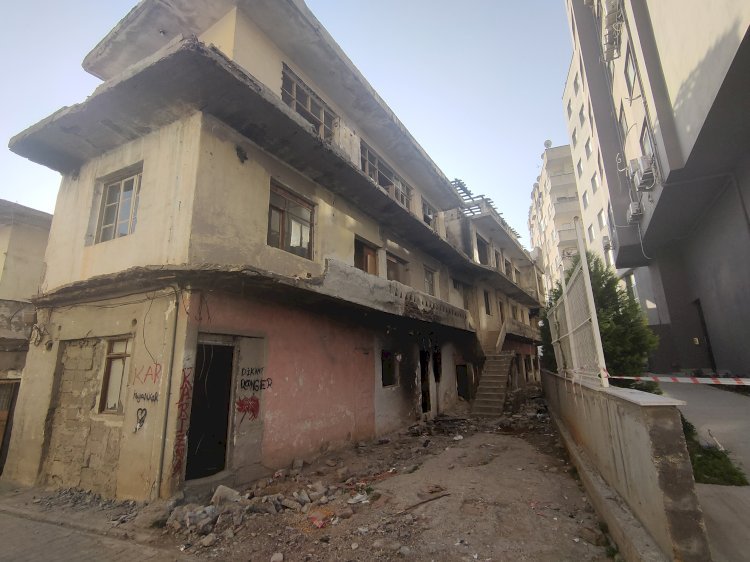 Mahmudiye Mahallesi’nde 3 Katlı Metruk Bina  Kontrollü Şekilde Yıkıldı