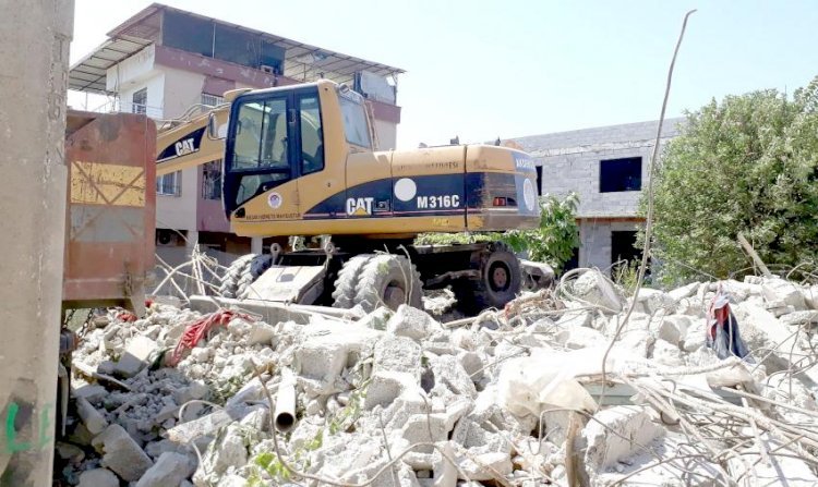 Akdeniz’de Tehlike Yaratan Metruk Binaların Yıkımı Sürüyor