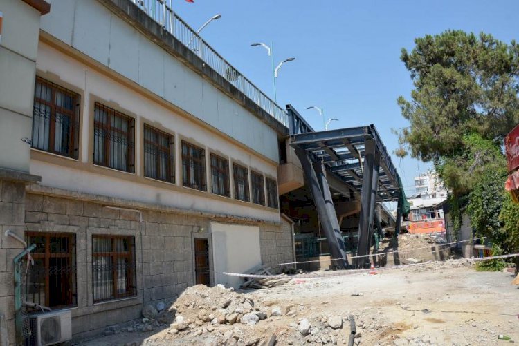 Tarsus’ta Yaya Üst Geçidi Çalışmaları Tüm Hızıyla Sürüyor