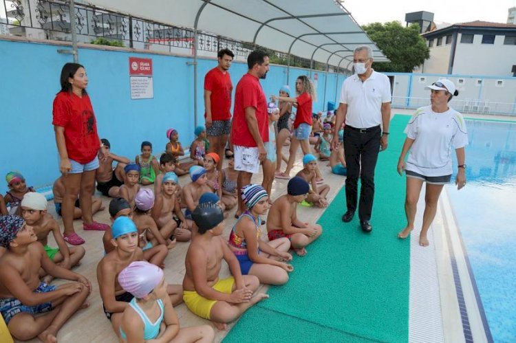 Mezitli’de Kursiyerler Yüzmeyi Öğrenerek Sertifika Aldılar