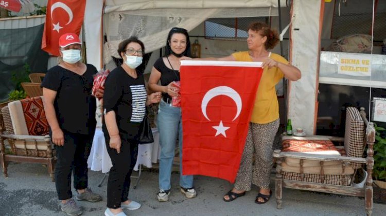 Büyükşehir Belediyesi, Çamlıyayla’daki Esnaflara Türk Bayrağı Dağıttı