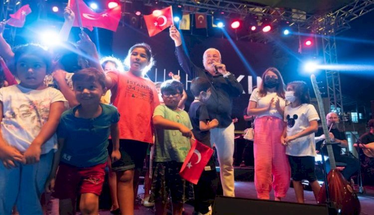 Büyükşehir’in Konserlerindeki Zafer Coşkusu Mersin’i Sarıyor