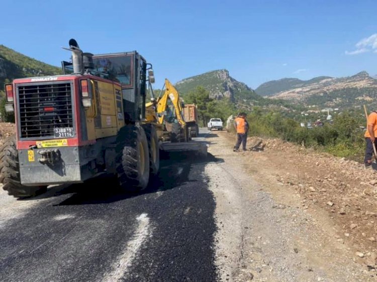 Büyükşehir Belediyesi’nin Çamlıyayla’daki Yol İyileştirme Çalışmaları Sürüyor