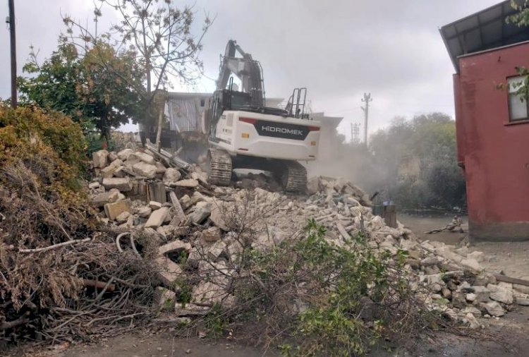 Turgut Reis Ve Esenli’de 2 Metruk Yapı Kontrollü Şekilde Yıkıldı