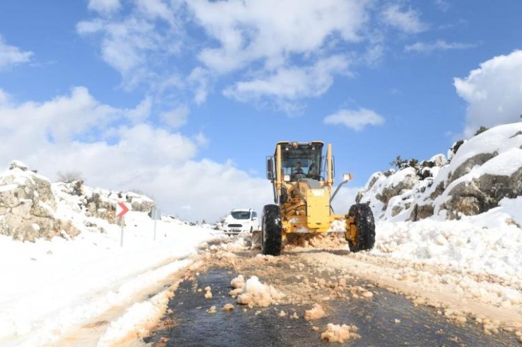 Yenişehir Belediyesinden kar temizleme ve yol açma çalışması