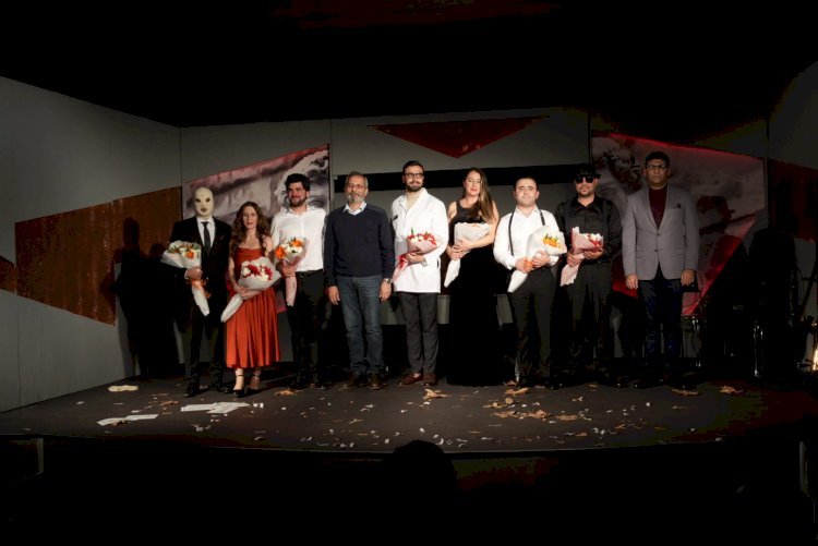 Tarsus Belediyesi Şehir Tiyatrosu “Çirkin” Oyununun Prömiyerini Gerçekleştirdi