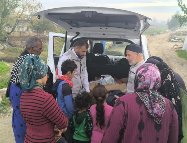 Tarsus Umut Kervanı’ndan Suriyeli Ailelere Kışlık Giysi Desteği
